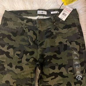 Black Daisy camouflage skinny jeans Size 13/31